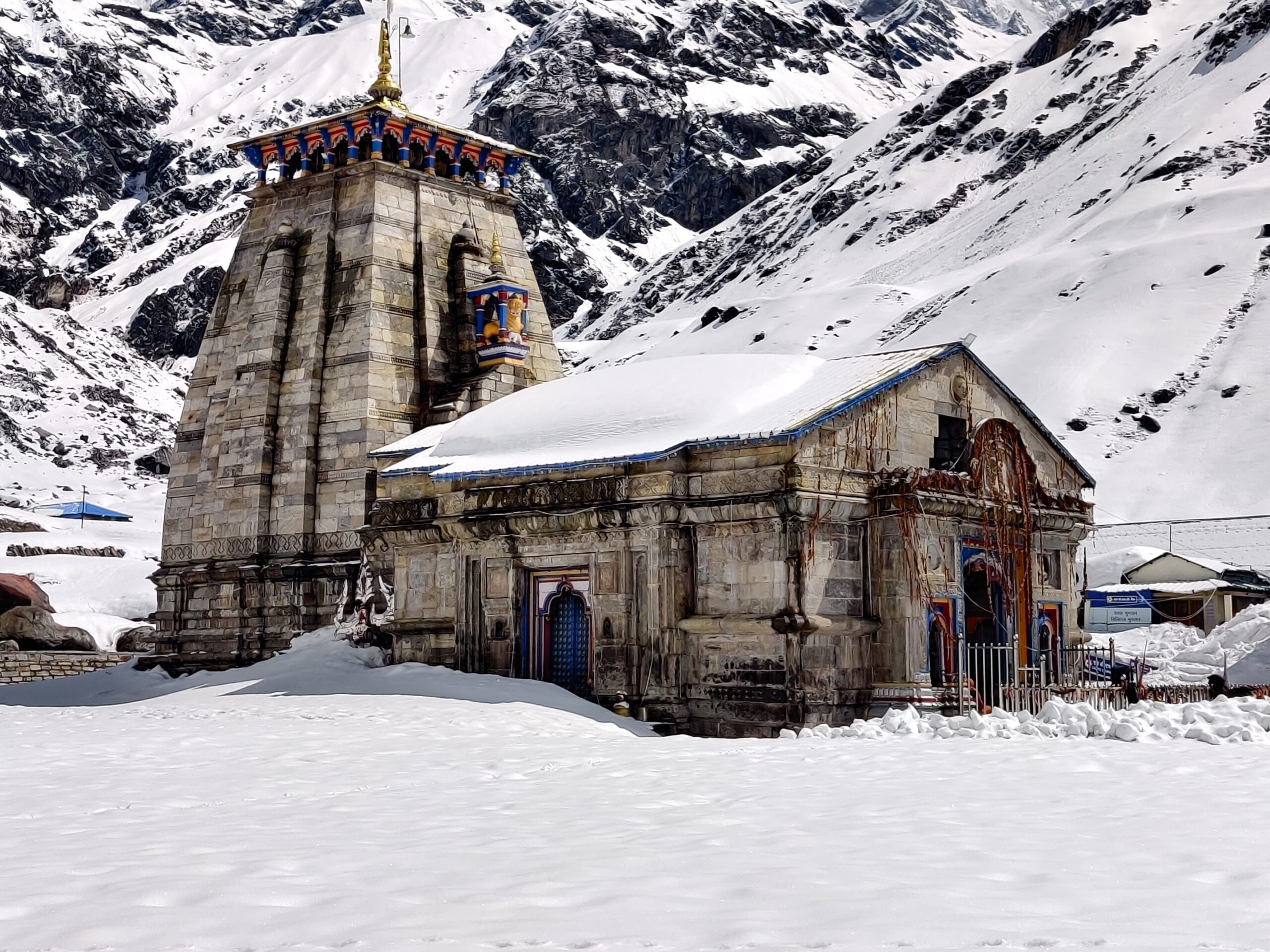 बर्फ की चादर में लिपटा केदारनाथ मंदिर